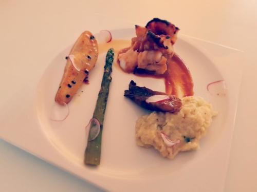 Cabillaud miso yuzu, poire rôtie, asperge sautée au beurre, endive braisée et purée de  panais par le chef Anthony KHALIFA