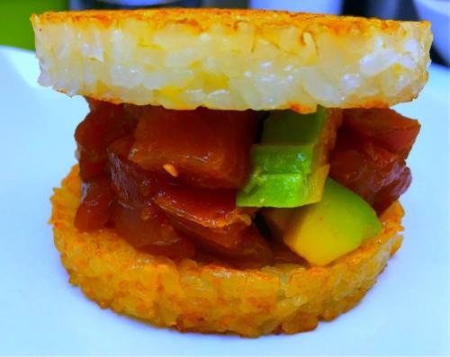 Sushi burger de thon mariné, avocat et foie gras par le chef Anthony KHALIFA